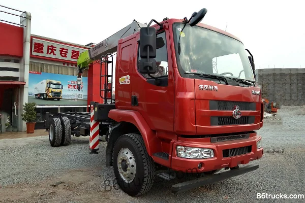 Dongfeng Liuqi Chenglong M3 180 hp 4X2(6 wheels) Truck-Mounted Crane Exterior