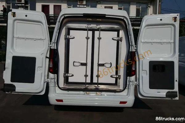 Changan Light Vehicle Ruixing M90 124hp 4X2(6 wheels) refrigerated truck Cab (1) | 86Trucks