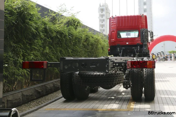 Sinotruk Steyr M5G Heavy Truck 340hp 8X4(12 wheels) 9.6m Cargo Truck Chassis Exterior (3) | 86Trucks