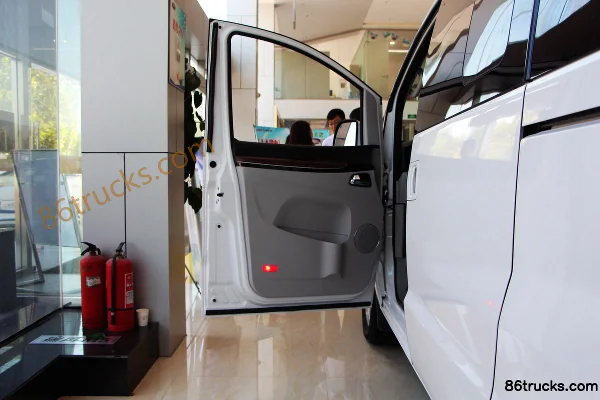 JAC Refine M5 Official Edition 177hp 7-seater 2.0T Multi-purpose Passenger Vehicle Cab (1) | 86Trucks