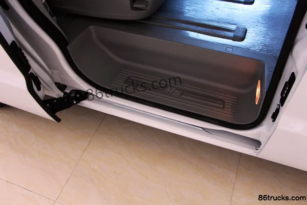 JAC Refine M5 Official Edition 177hp 7-seater 2.0T Multi-purpose Passenger Vehicle Cargo Box (1) | 86Trucks