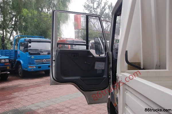 FAW Jiefang Qingdao Saihu III 100hp 4X2(6 wheels) 4.2m Single Row Flatbed Light Truck Cab (1) | 86Trucks