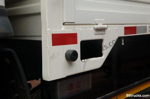 FAW Jiefang Qingdao Saihu III 100hp 4X2(6 wheels) 4.2m Single Row Flatbed Light Truck Body (3) | 86Trucks