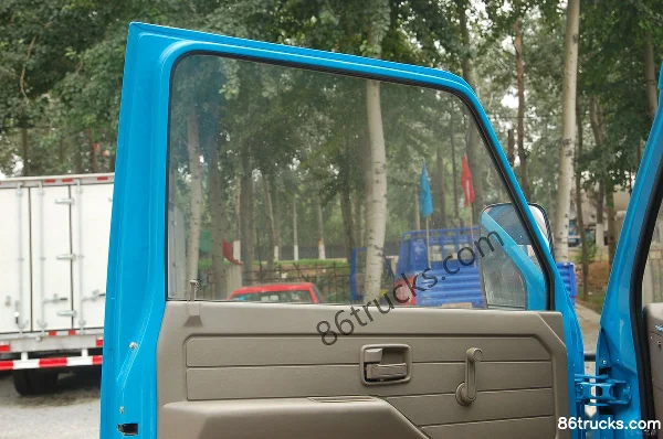 Beijing 1041 102 hp 4X2(6 wheels) 4.25m Single Row Stake Light Truck Cab (2) | 86Trucks