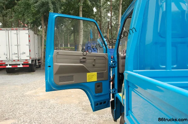 Beijing 1041 102 hp 4X2(6 wheels) 4.25m Single Row Stake Light Truck Cab (1) | 86Trucks