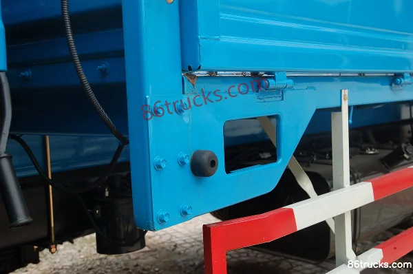 Beijing 1041 102 hp 4X2(6 wheels) 4.25m Single Row Stake Light Truck Body (3) | 86Trucks