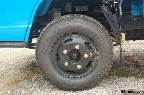 Beijing 1041 102 hp 4X2(6 wheels) 4.25m Single Row Stake Light Truck Chassis (1) | 86Trucks
