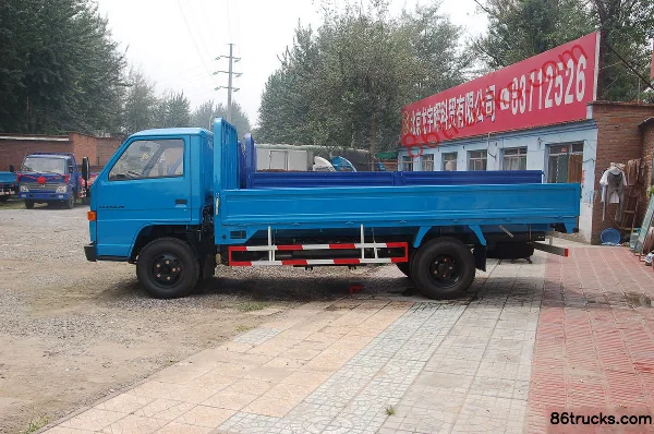 Beijing 1041 102 hp 4X2(6 wheels) 4.25m Single Row Stake Light Truck Exterior (3) | 86Trucks