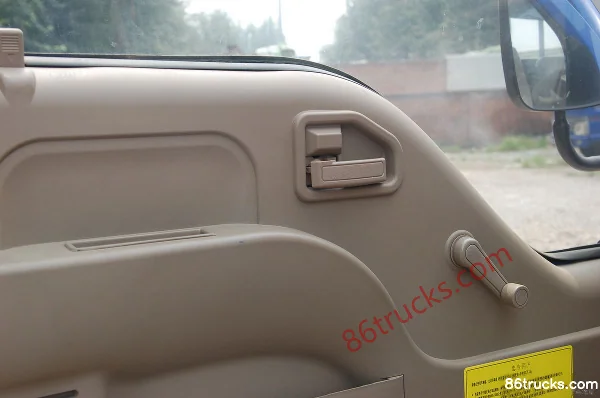 BAIC Qiling 108hp 4X2(6 wheels) 4.25m single-row flatbed light truck Cab (3) | 86Trucks