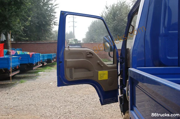 BAIC Qiling 108hp 4X2(6 wheels) 4.25m single-row flatbed light truck Cab (1) | 86Trucks