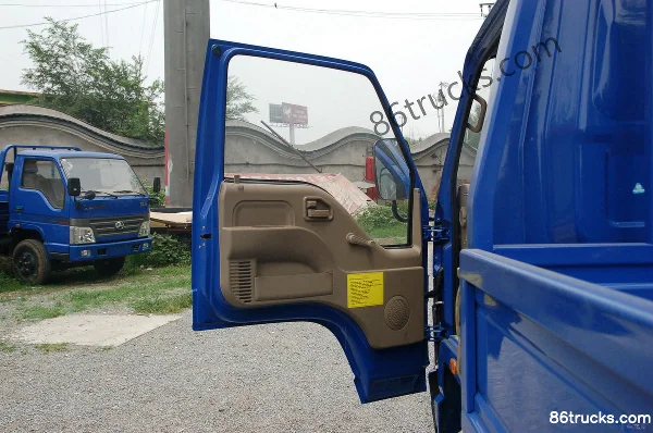 BAIC Qiling 95hp 4X2(6 wheels) 4.25m single-row flatbed light truck Cab (1) | 86Trucks