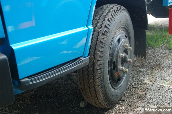 Beijing 1041 102 hp 4X2(6 wheels) 4.25m Single Row Stake Light Truck (Narrow Body) Chassis (1) | 86Trucks