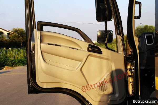 Sinotruk HOWO Tongshuai 141 ch 4X2(6 roues) camion frigorifique (pont MAN) Cabine (3) | 86Trucks