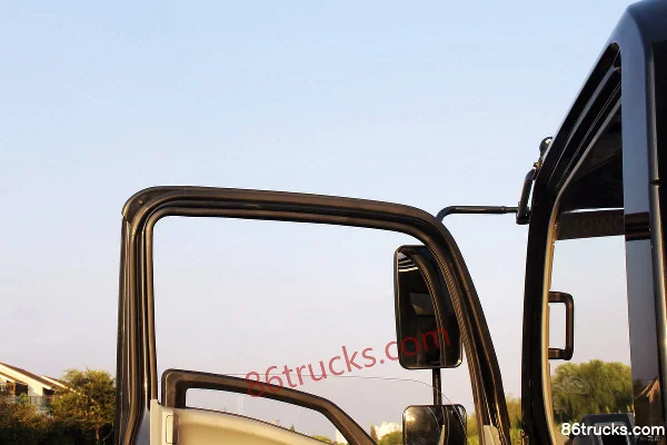 Sinotruk HOWO Tongshuai 141 ch 4X2(6 roues) camion frigorifique (pont MAN) Cabine (2) | 86Trucks