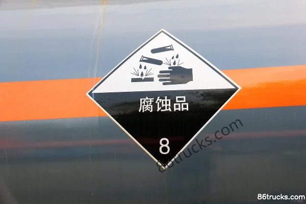 FAW Jiefang Qingdao Long V 196 hp 4X2(6 wheels) Chemical Liquid Transport Truck (Chengliwei Brand) Body (2) | 86Trucks