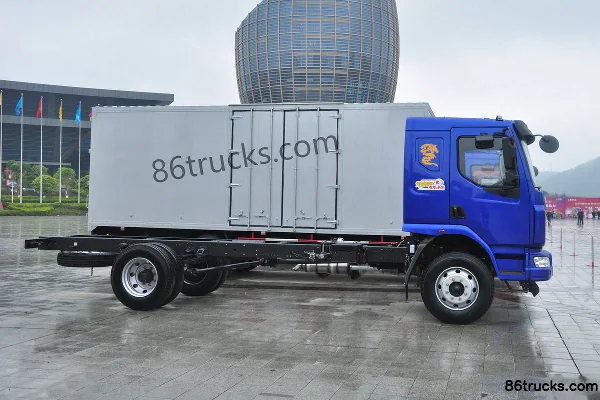 Dongfeng Liuqi Chenglong M3 Medium Truck 170 hp 4X2(6 wheels) 6.8m Van Cargo Truck Exterior (3) | 86Trucks