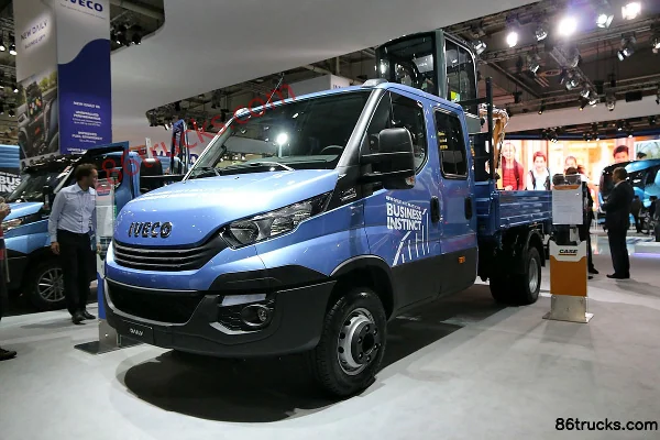 IVECO Daily 205hp 4X2(6 wheels) Semi-Sleeper Flatbed Cargo Truck Exterior (3) | 86Trucks