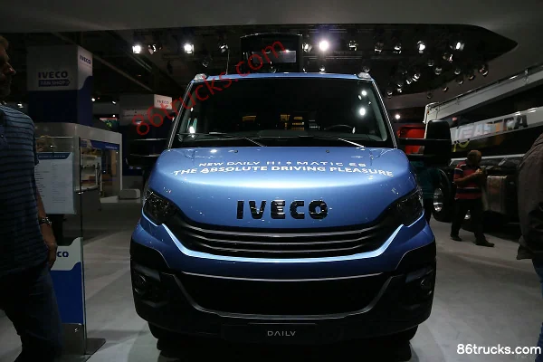 IVECO Daily 205hp 4X2(6 wheels) Semi-Sleeper Flatbed Cargo Truck Exterior (2) | 86Trucks