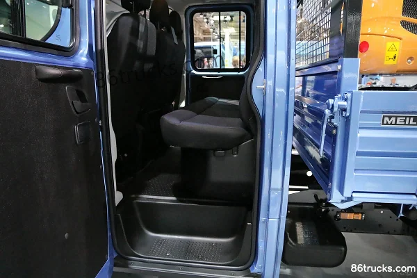 IVECO Daily 205hp 4X2(6 wheels) Semi-Sleeper Flatbed Cargo Truck Cab (1) | 86Trucks
