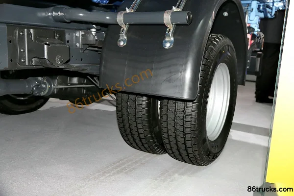IVECO Daily 205hp 4X2(6 wheels) Semi-Sleeper Flatbed Cargo Truck Chassis (3) | 86Trucks