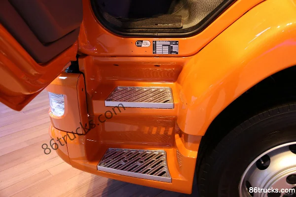 DAF LF Series Heavy Truck 295hp 4X2(6 wheels) Cargo Truck Chassis Cab (1) | 86Trucks