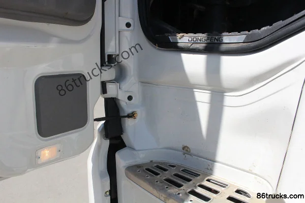 Dongfeng Commercial Vehicle Tianlong Heavy Truck 245 hp 6X2(8 wheels) 9.4m Van Cargo Truck Cab (2) | 86Trucks