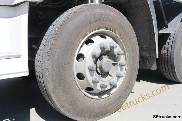 Dongfeng Commercial Vehicle Tianlong Heavy Truck 245 hp 6X2(8 wheels) 9.4m Van Cargo Truck Chassis (3) | 86Trucks