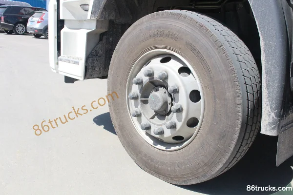 Dongfeng Commercial Vehicle Tianlong Heavy Truck 245 hp 6X2(8 wheels) 9.4m Van Cargo Truck Chassis (1) | 86Trucks