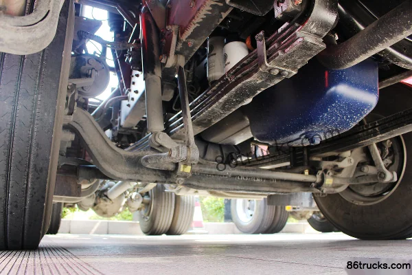 Hyundai Sichuan Zhidao 800W poids lourd 310 ch 4X2(6 roues) tracteur routier Châssis (1) | 86Trucks