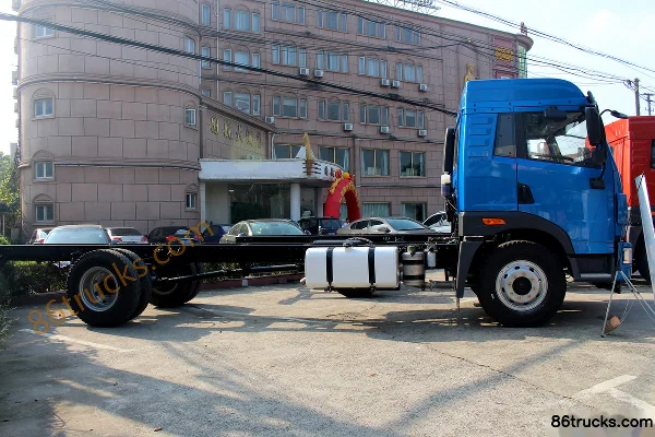 FAW Jiefang Qingdao Lu V 180 hp 4x2(6 wheels) cargo truck chassis Exterior (3) | 86Trucks
