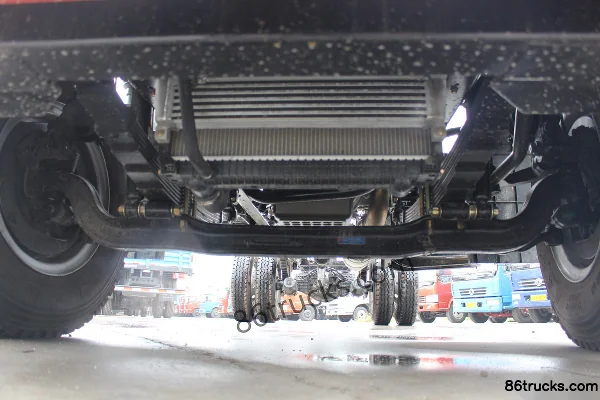 Dongfeng Duolika D9 180hp 4X2(6 wheels) 7.68m Van Cargo Truck Chassis (1) | 86Trucks