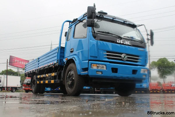 Dongfeng Duolika D8 2018 160 hp 4X2(6 wheels) 6.2m Semi-row Flatbed Cargo Truck Exterior (2) | 86Trucks