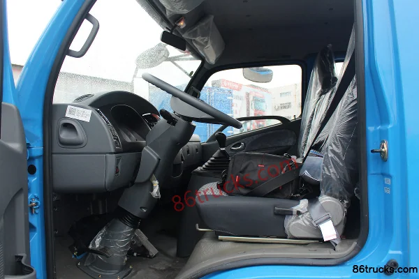 Dongfeng Duolika D8 2018 160 hp 4X2(6 wheels) 6.2m Semi-row Flatbed Cargo Truck Cab (3) | 86Trucks