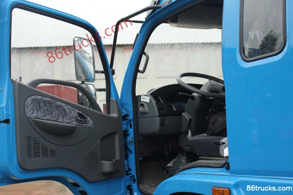 Dongfeng Duolika D8 2018 160 hp 4X2(6 wheels) 6.2m Semi-row Flatbed Cargo Truck Cab (2) | 86Trucks