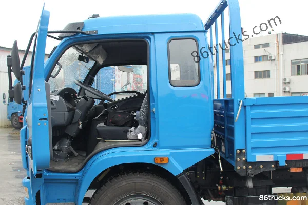 Dongfeng Duolika D8 2018 160 hp 4X2(6 wheels) 6.2m Semi-row Flatbed Cargo Truck Cab (1) | 86Trucks