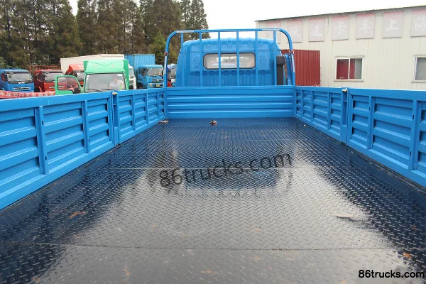 Dongfeng Duolika D8 2018 160 hp 4X2(6 wheels) 6.2m Semi-row Flatbed Cargo Truck Body (2) | 86Trucks