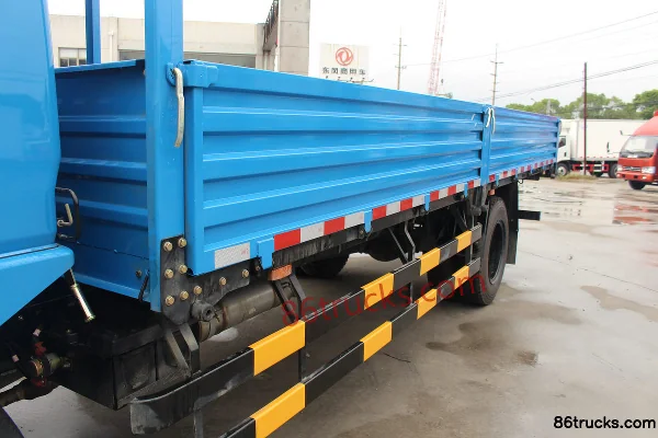 Dongfeng Duolika D8 2018 160 hp 4X2(6 wheels) 6.2m Semi-row Flatbed Cargo Truck Body (1) | 86Trucks