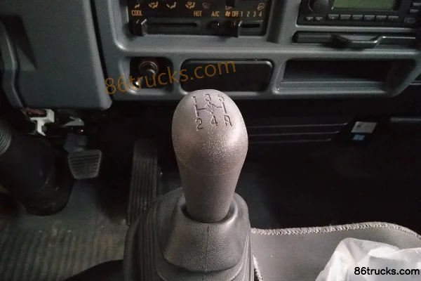 Qingling Isuzu 100P 98hp 4X2(6 wheels) 2.7m Double Row Van Light Truck Cab (3) | 86Trucks