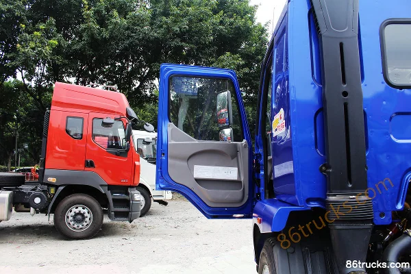Dongfeng Liuqi Chenglong M3 Medium Truck 160 hp 4X2(6 wheels) 7.7m Semi-Cab Box Cargo Truck Chassis (1) | 86Trucks