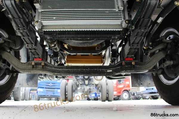 Dongfeng Liuqi Chenglong M3 Medium Truck 160 hp 4X2(6 wheels) 7.7m Semi-Cab Box Cargo Truck Chassis (2) | 86Trucks