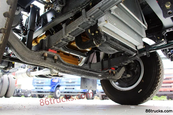 Dongfeng Liuqi Chenglong M3 Medium Truck 160 hp 4X2(6 wheels) 7.7m Semi-Cab Box Cargo Truck Chassis (1) | 86Trucks