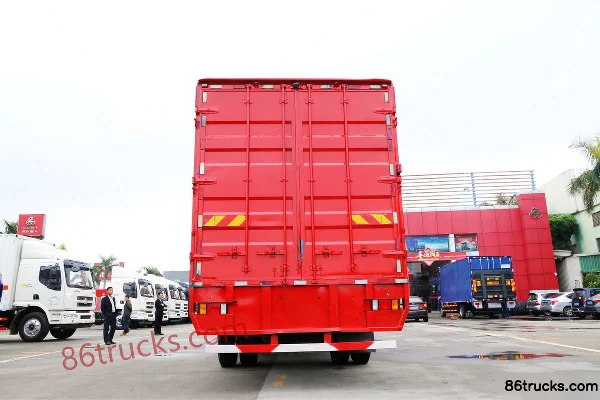 Dongfeng Liuqi New Chenglong M3 Medium Truck 200 hp 4X2(6 wheels) 7.7m Van Cargo Truck Body (2) | 86Trucks