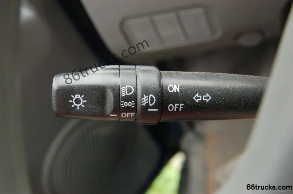 Foton Ollin Jieyun 132 hp 4X2(6 wheels) 4.8m semi-panel van light truck Cab (2) | 86Trucks