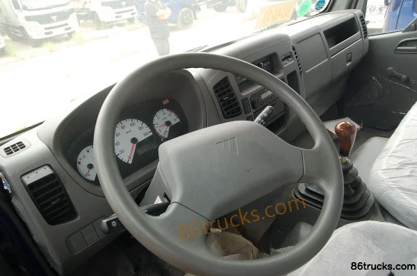Foton Ollin Jieyun 132 hp 4X2(6 wheels) 4.8m semi-panel van light truck Cab (1) | 86Trucks