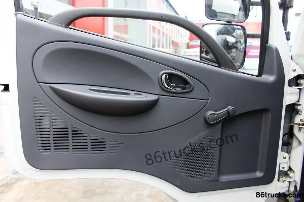 Dongfeng Duolika D6 115 hp 4X2(6 wheels) flammable gas cylinder transport truck Cab (3) | 86Trucks