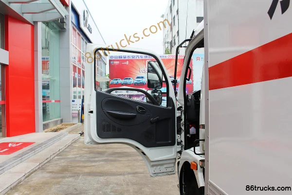 Dongfeng Duolika D6 115 hp 4X2(6 wheels) flammable gas cylinder transport truck Cab (1) | 86Trucks