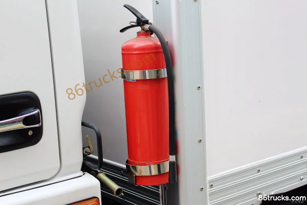 Dongfeng Duolika D6 115 hp 4X2(6 wheels) flammable gas cylinder transport truck Body (2) | 86Trucks