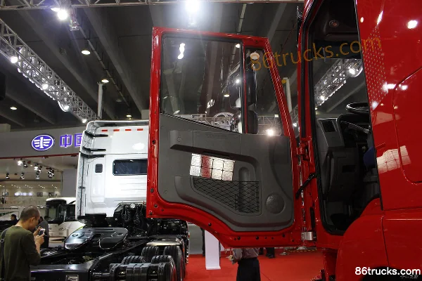 SAIC Hongyan Genlyon C100 heavy truck 390 hp 4X2(6 wheels) tractor truck (flat top) Cab (1) | 86Trucks