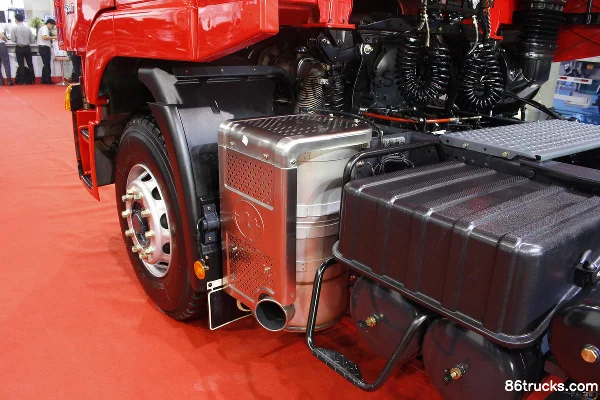 SAIC Hongyan Genlyon C100 heavy truck 390 hp 4X2(6 wheels) tractor truck (flat top) Chassis (2) | 86Trucks