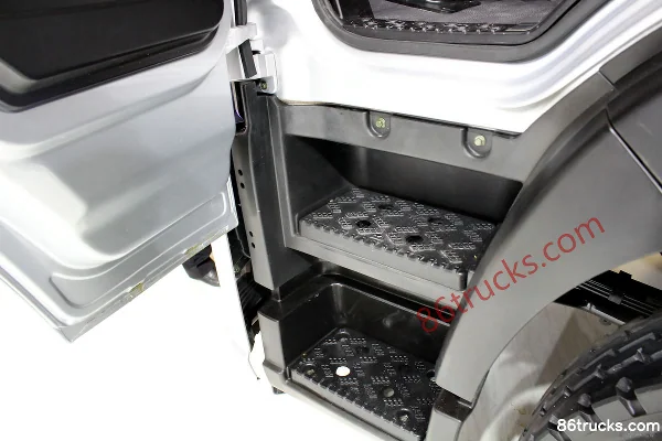Foton Auman R Series 180 hp 4X2(6 wheels) 6.8m van cargo truck Cab (2) | 86Trucks